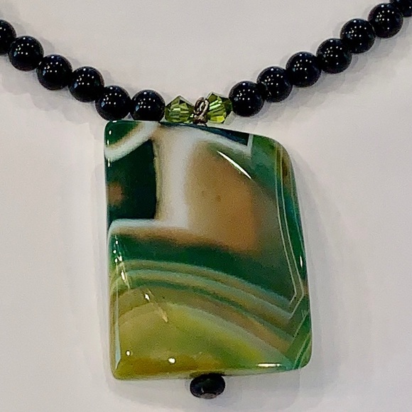 Jewelry - Large green art glass pendant small black bead